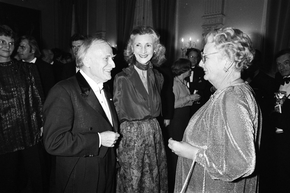 Prinses Juliana in gesprerk met de violist Yehudi Menuhin na het concert, Bestanddeelnr 931-7540