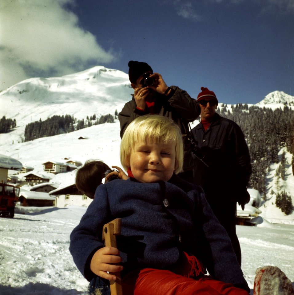 Prinses Beatrix , Prins Claus en kinderen voor wintersport in Lech, Bestanddeelnr 254-8761