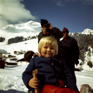 Prinses Beatrix , Prins Claus en kinderen voor wintersport in Lech, Bestanddeelnr 254-8761