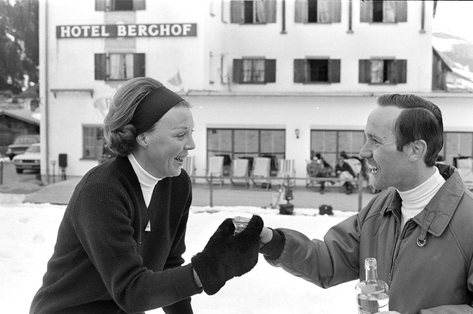 Prinses Beatrix , Prins Claus en kinderen op wintersportvakantie in Lech, Oosten, Bestanddeelnr 925-4326
