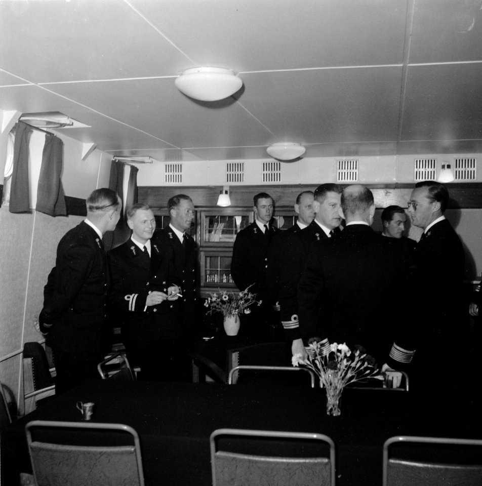 Prinselijk paar in Den Helder. De prins op het logementsschip Hr. Ms. Neptunus…, Bestanddeelnr 902-8189