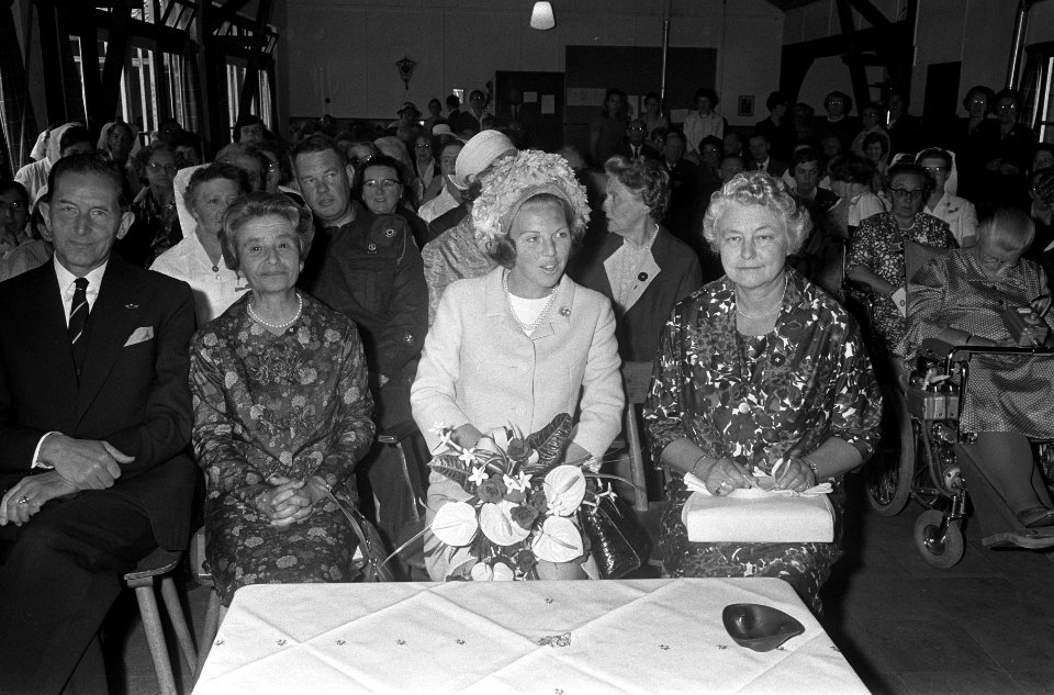 Prinses Beatrix in Hattem. In de Marijkehoeve praat prinses Beatrix met enkele d, Bestanddeelnr 920-6568