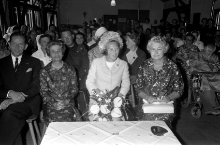 Prinses Beatrix in Hattem. In de Marijkehoeve praat prinses Beatrix met enkele d, Bestanddeelnr 920-6568
