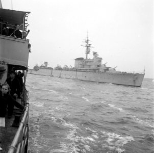 Prinselijk paar in Den Helder. Kruiser Hr. Ms. Jacob van Heemskerck (KV 1), Bestanddeelnr 902-8178