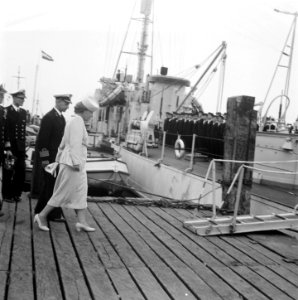 Prinselijk paar in Den Helder. Inspectie Hr. Ms. Queen Wilhelmina, Bestanddeelnr 902-8187