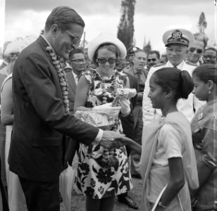 Prinselijk paar in Suriname, prins Claus bedankt voor een geschenk, Bestanddeelnr 919-3466