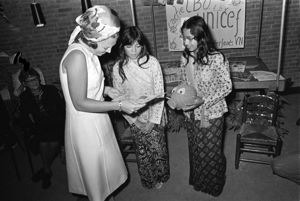 Prinses Beatrix koopt litho van leerlingen van tweede Nijmeegse huishoudschool t, Bestanddeelnr 924-9644