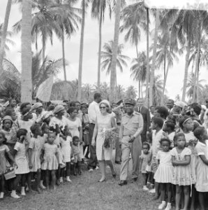 Prinselijk paar in Suriname, het paar te Coronie (Cocos-distrikt), Bestanddeelnr 919-3471