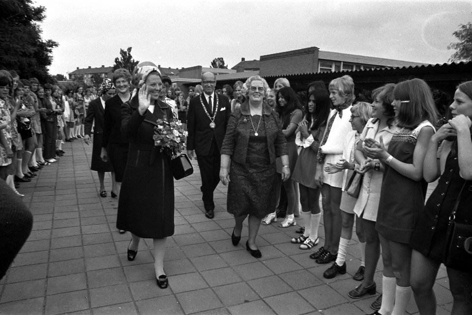 Prinses Beatrix koopt litho van leerlingen van tweede Nijmeegse huishoudschool t, Bestanddeelnr 924-9648