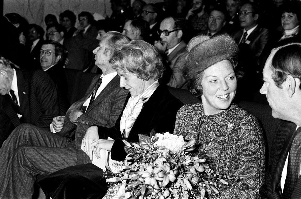 Prinses Beatrix (r) met minister Gardeniers naast zich, Bestanddeelnr 930-5637