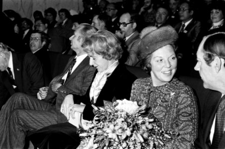 Prinses Beatrix (r) met minister Gardeniers naast zich, Bestanddeelnr 930-5637