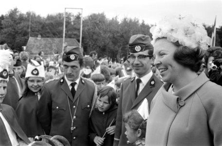 Prinses Beatrix in Drenthe opende vakantiecentrum prins Willem Alexander in Rode, Bestanddeelnr 921-3326