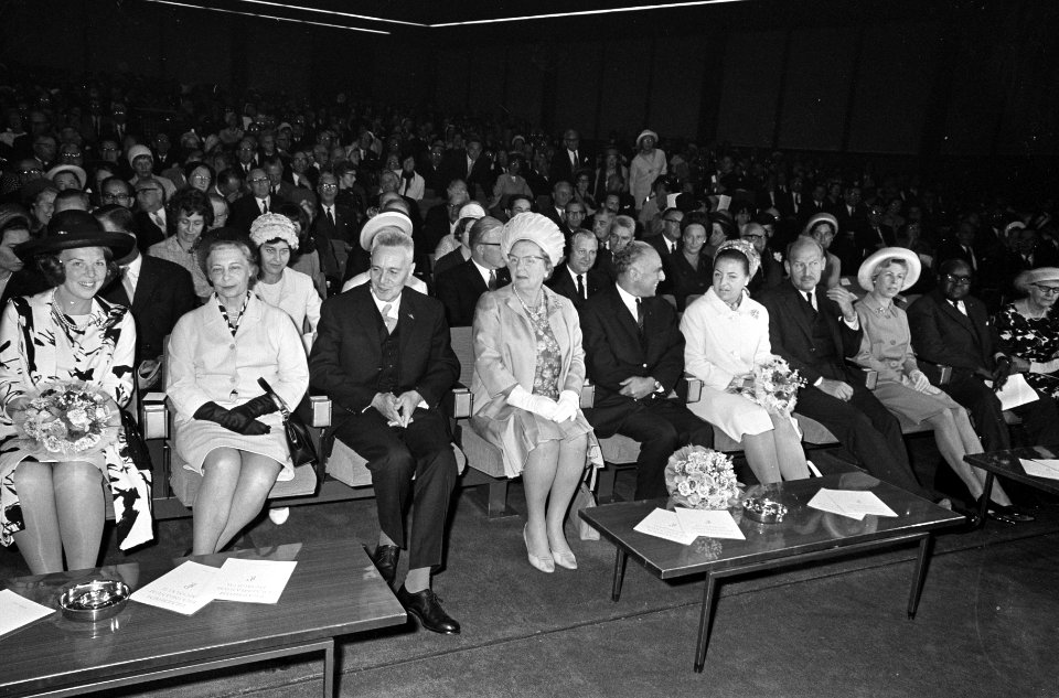 Prinses Beatrix, mevrouw Tine Tinbergen , professor Jan Tinbergen , koningin Jul, Bestanddeelnr 920-4305