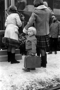 Prinses Beatrix , prins Claus en drie kinderen arrivere in Lech (Oostenrijk) voo, Bestanddeelnr 923-3354
