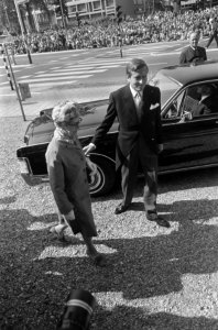 Prinses Armgard en Prins Claus komen aan bij de Grote Kerk, Bestanddeelnr 921-6645