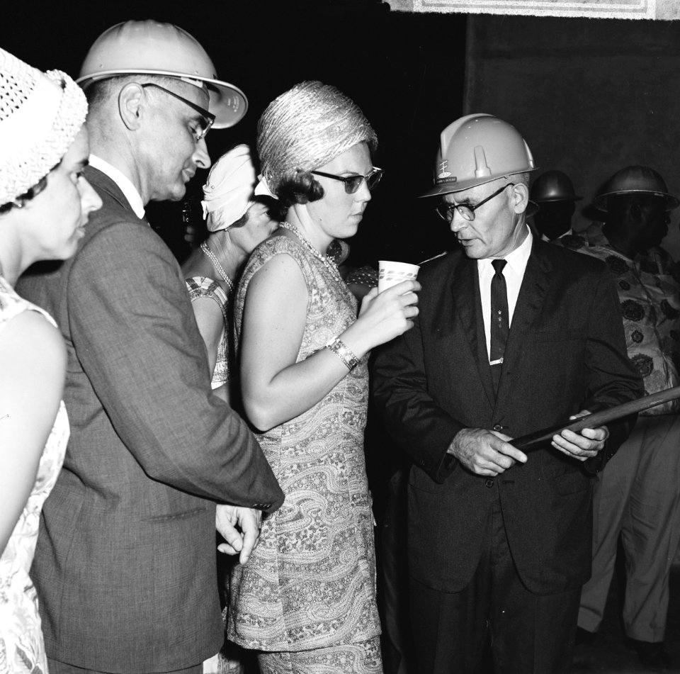 Prinses Beatrix in Suriname, de Prinses luistert naar uitleg directeur beheerder, Bestanddeelnr 917-5195