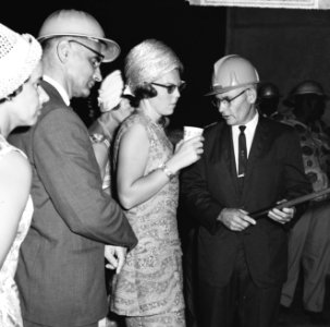 Prinses Beatrix in Suriname, de Prinses luistert naar uitleg directeur beheerder, Bestanddeelnr 917-5195