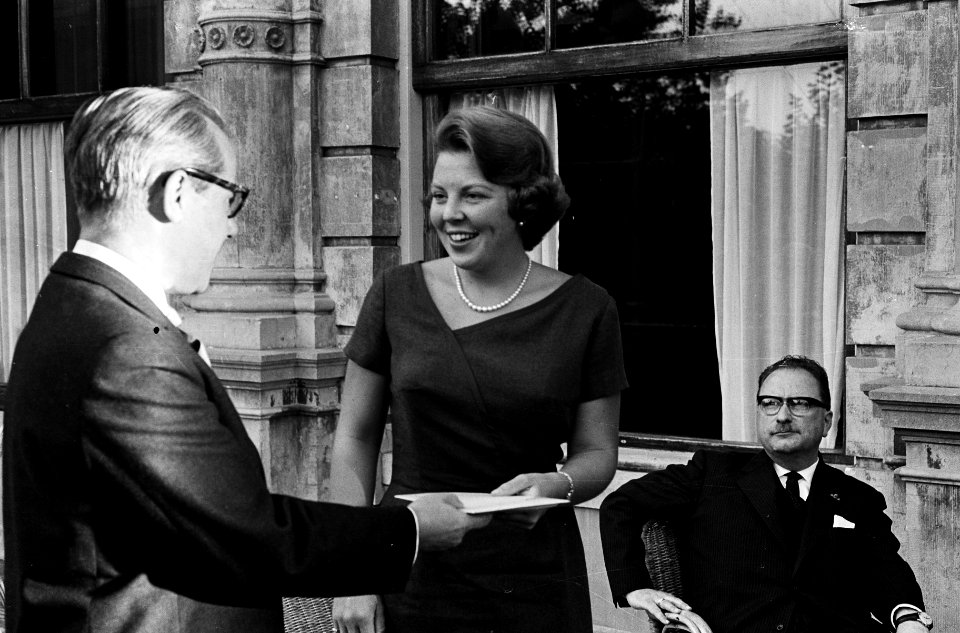 Prinses Beatrix kreeg 32000 gulden aangeboden voor Dousadj Dr A A Kampman o, Bestanddeelnr 915-5318
