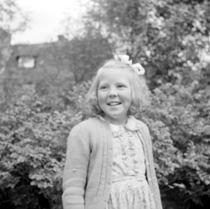 Prinses Beatrix in de tuin van de Werkplaats Kindergemeenschap, Bestanddeelnr 255-7400