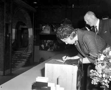 Prinses Beatrix opende tentoonstelling in Koopmansbeurs, prinses Beatrix plaatst, Bestanddeelnr 914-4112