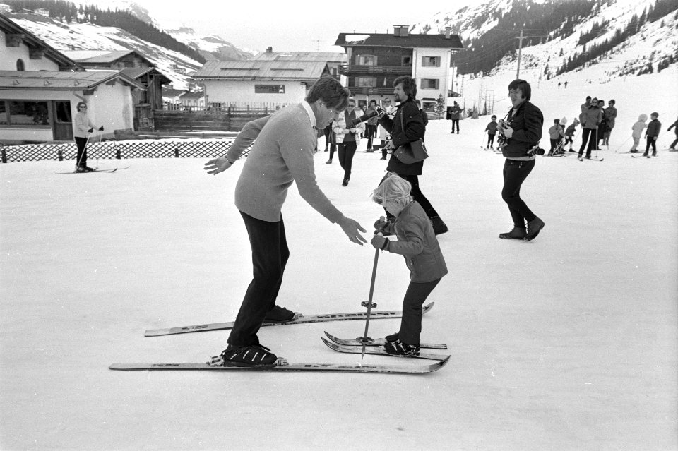 Prinses Beatrix , Prins Claus en kinderen op wintersportvakantie in Lech, Oosten, Bestanddeelnr 925-4309
