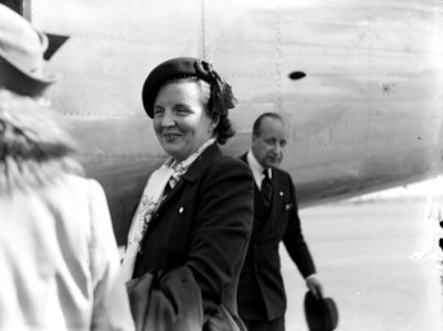 Prinses Juliana komt per vliegtuig aan in Engeland vanuit Canada. Koningin Wilhe, Bestanddeelnr 935-2555