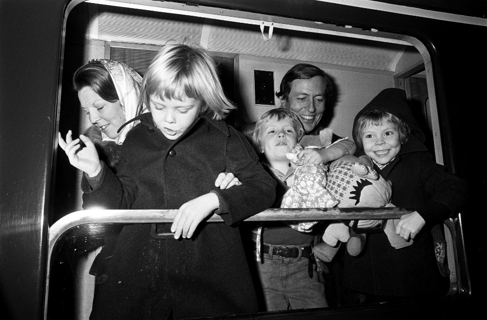 Prinses Beatrix , Claus en kinderen per trein uit Baarn naar wintersport vertrok, Bestanddeelnr 927-6627