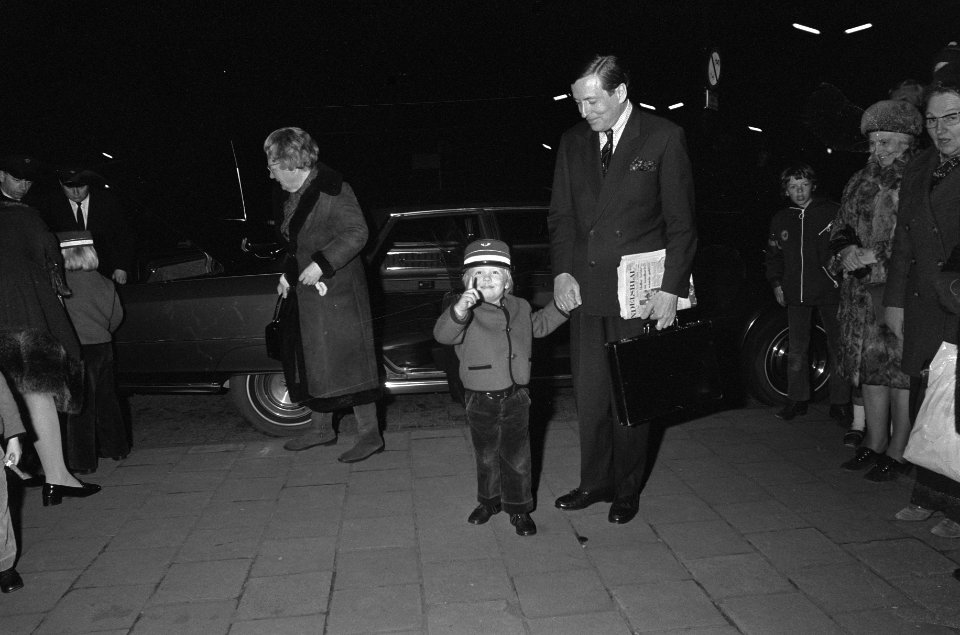 Prinses Beatrix , prins Claus en hun kinderen naar Lech vertrek naar Lech, Bestanddeelnr 926-2787
