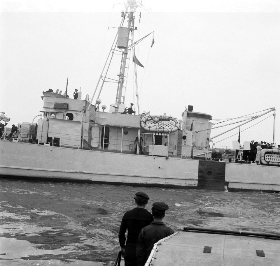 Prinselijk paar in Den Helder. Inspectie Hr. Ms. Queen Wilhelmina, Bestanddeelnr 902-8182