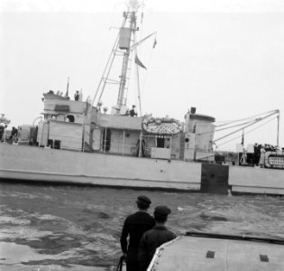 Prinselijk paar in Den Helder. Inspectie Hr. Ms. Queen Wilhelmina, Bestanddeelnr 902-8182