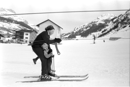 Prinses Beatrix , Prins Claus en kinderen op wintersportvakantie in Lech, Oosten, Bestanddeelnr 925-4321