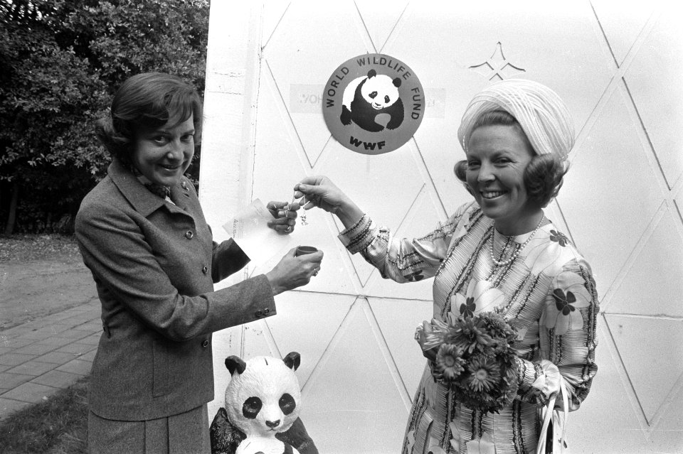 Prinses Beatrix koopt zilveren aap t.b.v. World Wild Life Fund Zeist, Prinses Be, Bestanddeelnr 924-9395