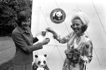 Prinses Beatrix koopt zilveren aap t.b.v. World Wild Life Fund Zeist, Prinses Be, Bestanddeelnr 924-9395