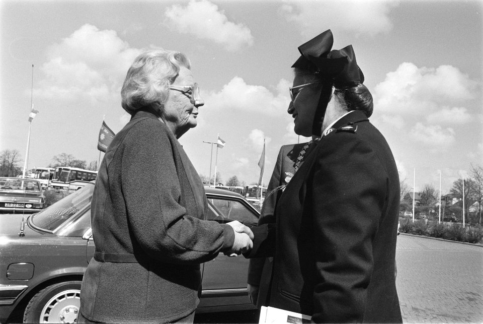 Prinses Juliana bij bijeenkomst Leger des Heils in Hilversum luitenant kolonel , Bestanddeelnr 932-9320