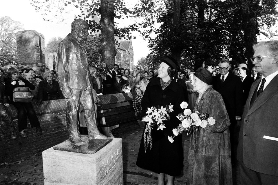 Prinses Beatri en mevrouw Andriessen bij het beeld, Bestanddeelnr 930-5046