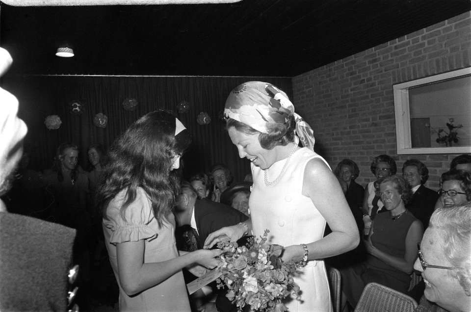Prinses Beatrix koopt litho van leerlingen van tweede Nijmeegse huishoudschool t, Bestanddeelnr 924-9646
