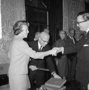 Prinses Beatrix kreeg boek over herdenking 1813-1963 In de Statenzaal rechts pr, Bestanddeelnr 915-7079