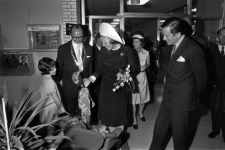 Prinses Beatrix, in gezelschap van de burgemeester van Veghel, Harrie van Weegen, Bestanddeelnr 925-6500