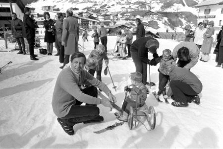 Prinses Beatrix , Prins Claus en kinderen op wintersportvakantie in Lech, Oosten, Bestanddeelnr 925-4329