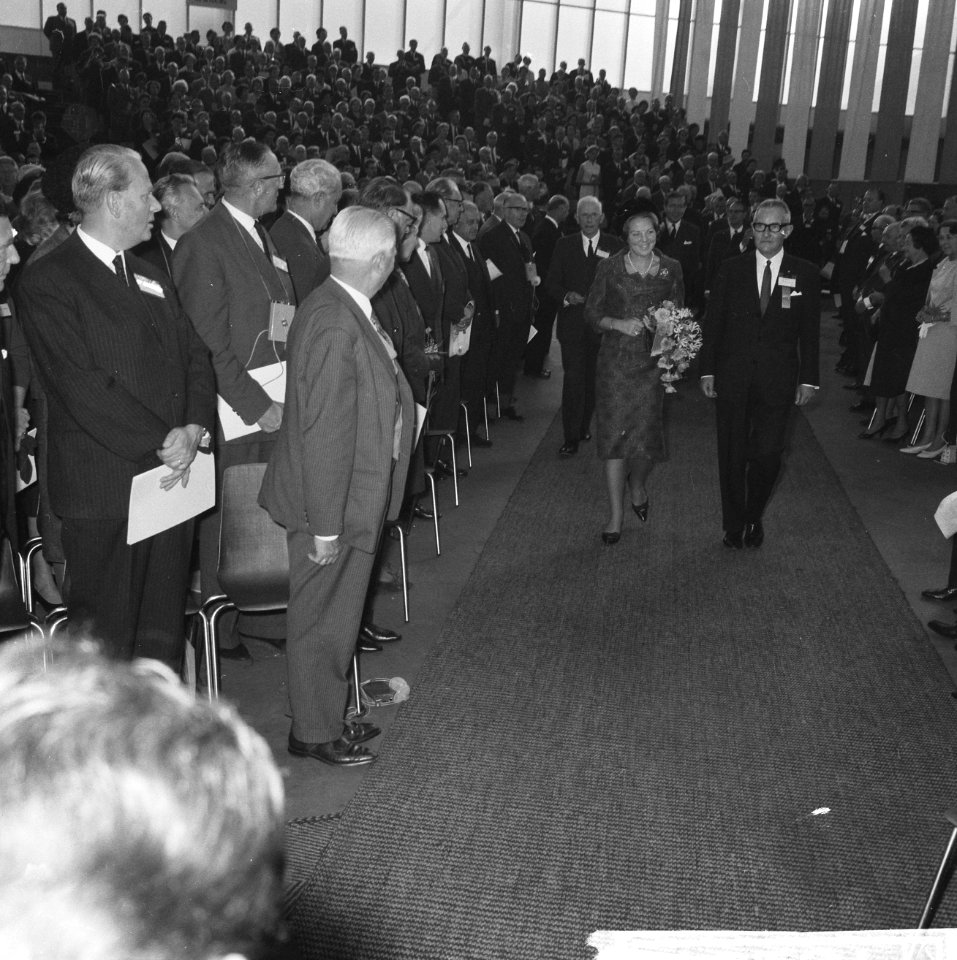 Prinses Beatrix begeleid door dr. C.P.H. Teenstra (president Rotary Internationa, Bestanddeelnr 918-2817