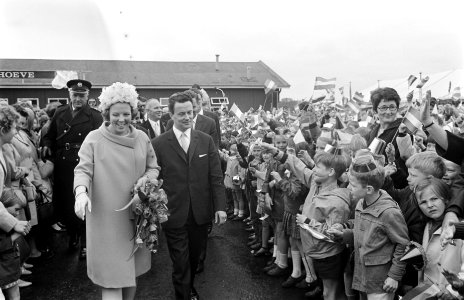 Prinses Beatrix in Drenthe opende vakantiecentrum prins Willem Alexander in Rode, Bestanddeelnr 921-3325