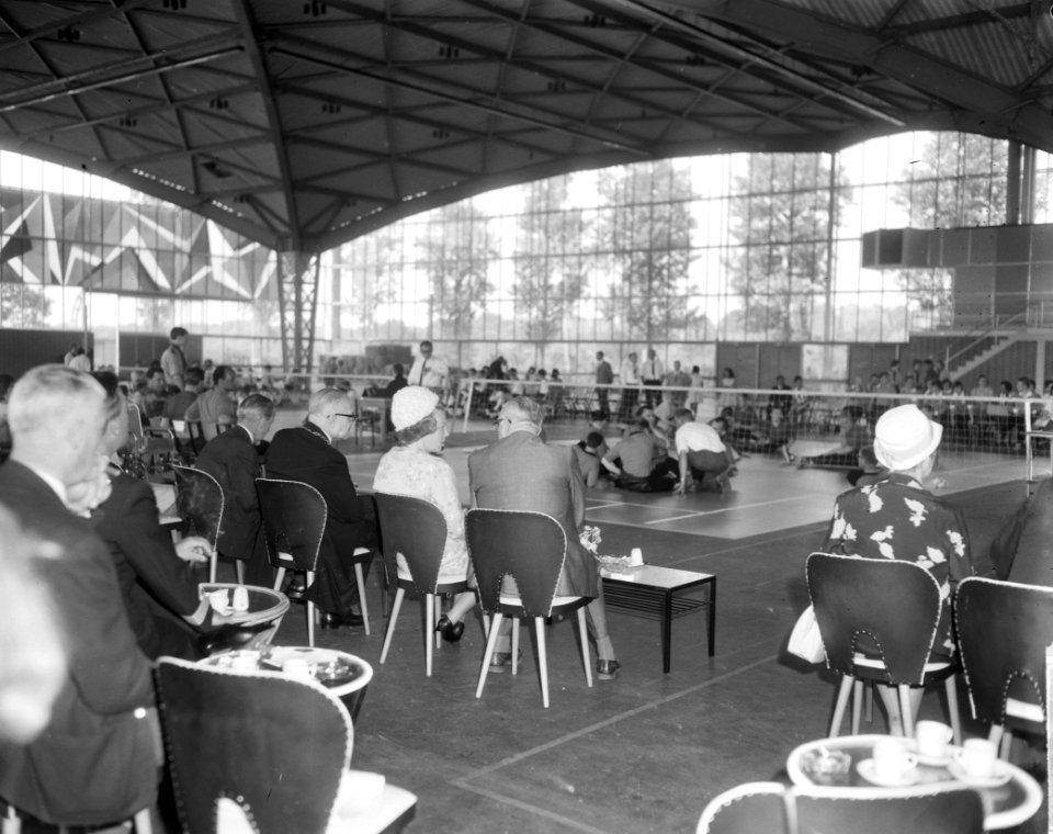 Prinses Beatrix aanwezig in Expohal te Hilversum, bij lustrum Invalide Sportclub, Bestanddeelnr 916-4913