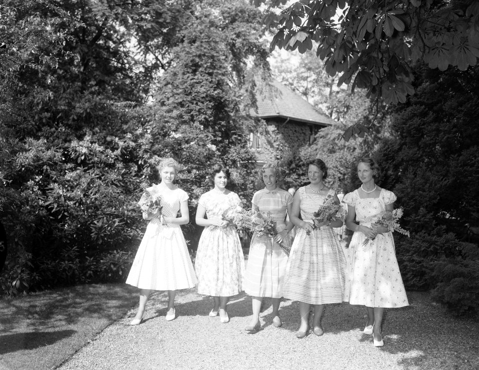 Prinses Irene geslaagd voor eindexamen Baarns Lyceum . Op Paleis Soestdijk met k, Bestanddeelnr 908-6884