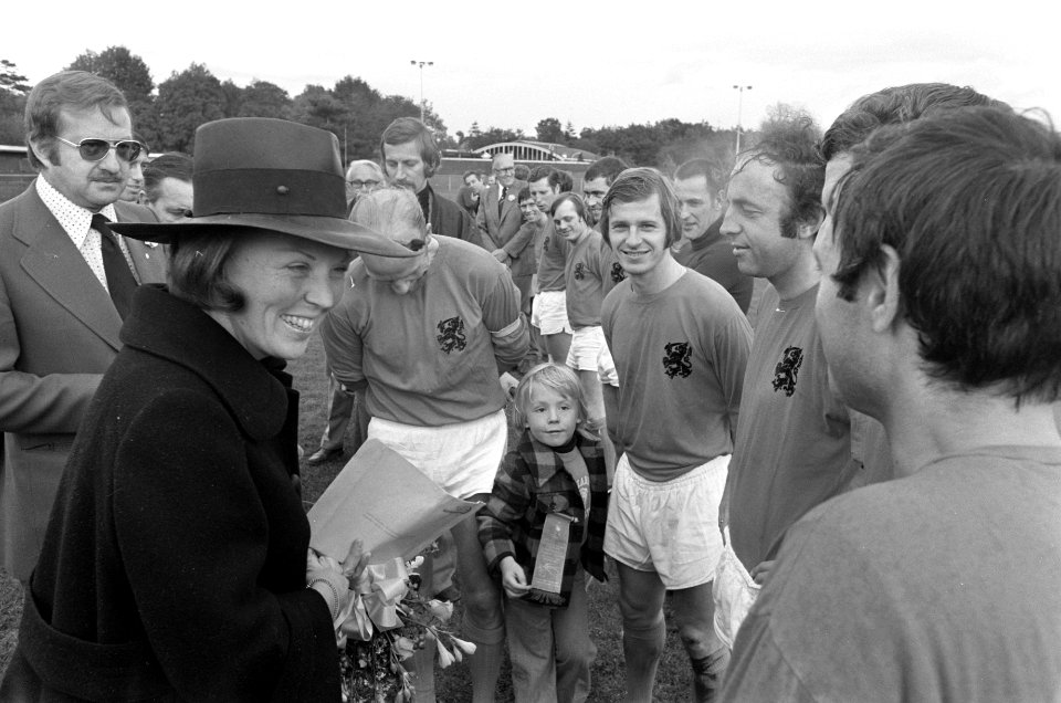 Prinses Beatrix en zoon Johan Friso bij voetbalwedstrijd van oud internationals , Bestanddeelnr 927-5084