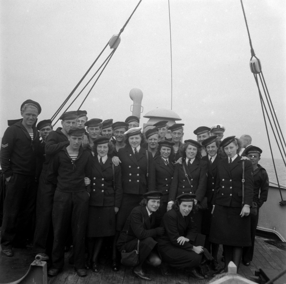 Prinselijk paar in Den Helder. Bemanning en marva's van de Nautilus, Bestanddeelnr 902-8177
