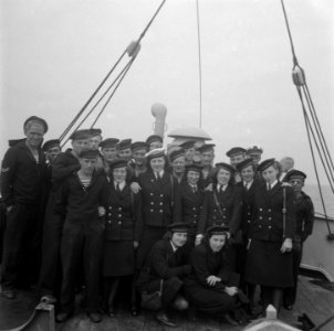 Prinselijk paar in Den Helder. Bemanning en marva's van de Nautilus, Bestanddeelnr 902-8177