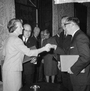 Prinses Beatrix kreeg boek over herdenking 1813-1963 In de Statenzaal rechts pr, Bestanddeelnr 915-7080