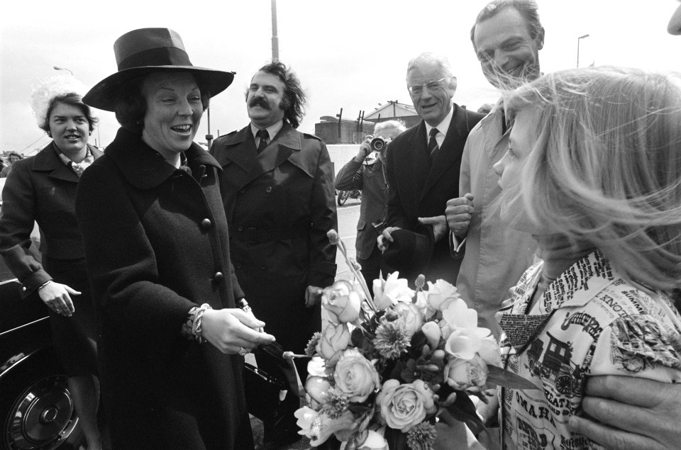 Prinses Beatrix en rechts achter haar burgemeester Van der Louw (met snor) van R, Bestanddeelnr 927-9665
