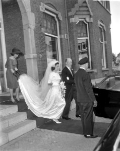 Prinses Beatrix getuige bij het huwelijk van mr C L Baron Harinxma thoe Sloot, Bestanddeelnr 915-2146