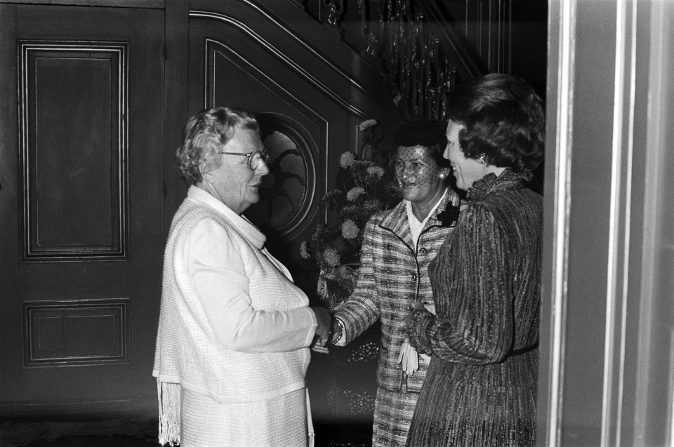 Prinses Juliana begroet Simone Veil , rechts koningin Beatrix, Bestanddeelnr 931-0501